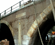 823364 Afbeelding van restauratiewerkzaamheden aan de Vollersbrug te Utrecht.